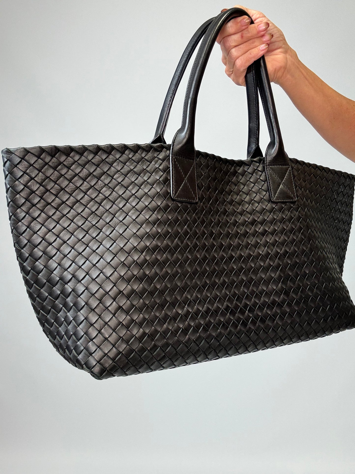 Bottega Veneta Nappa Intrecciato Cabat MM - Black