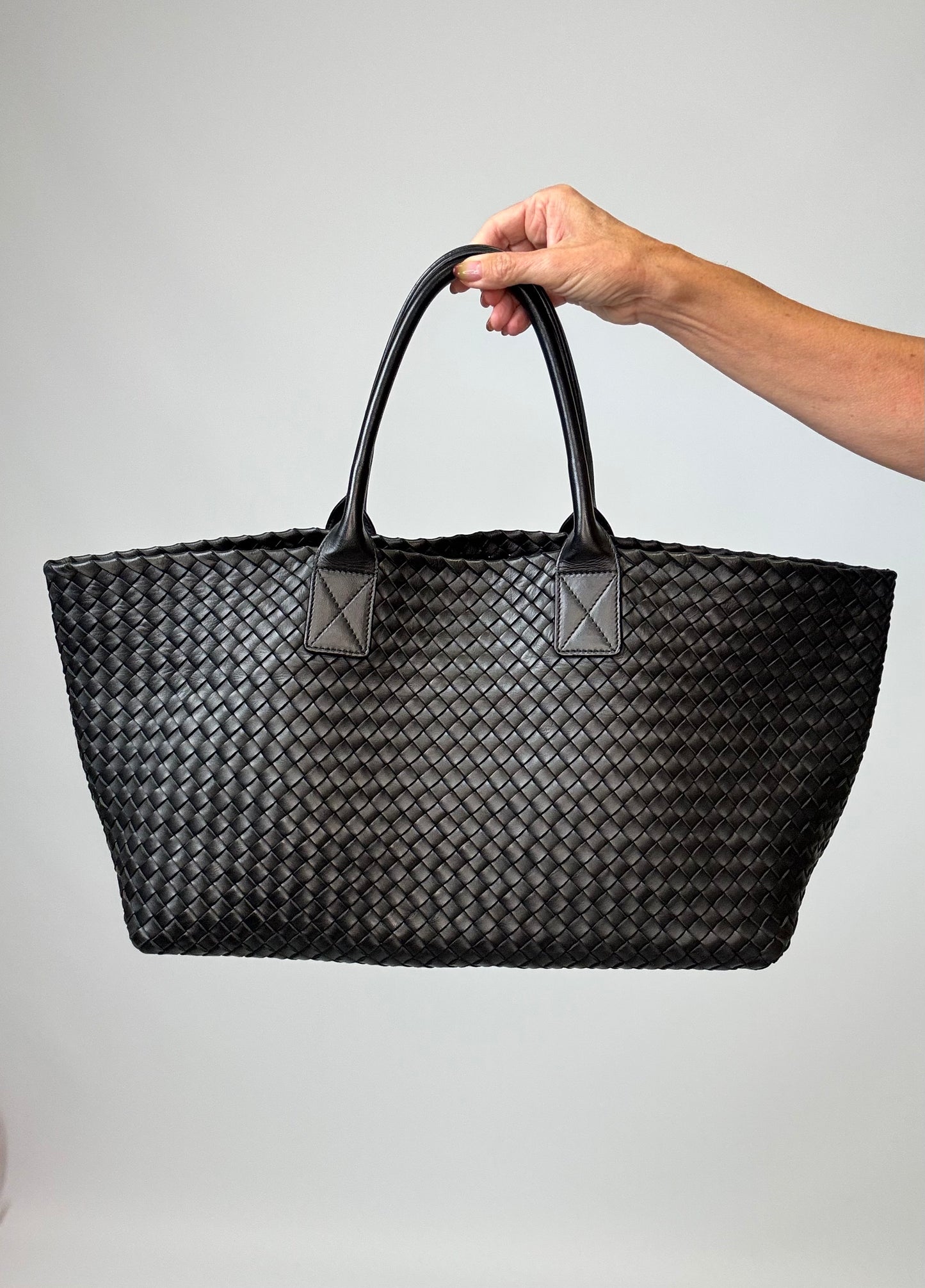 Bottega Veneta Nappa Intrecciato Cabat MM - Black