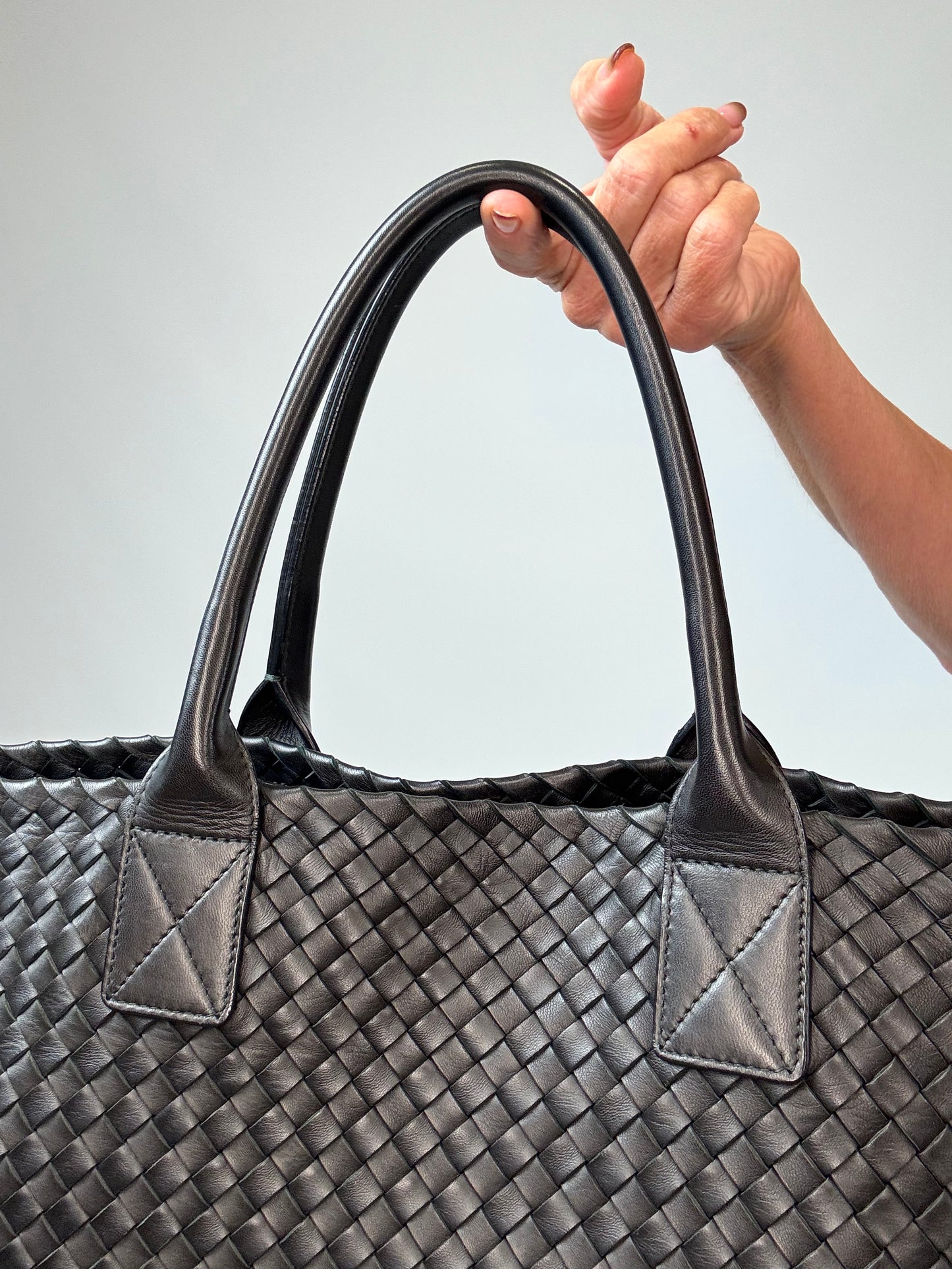 Bottega Veneta Nappa Intrecciato Cabat MM - Black