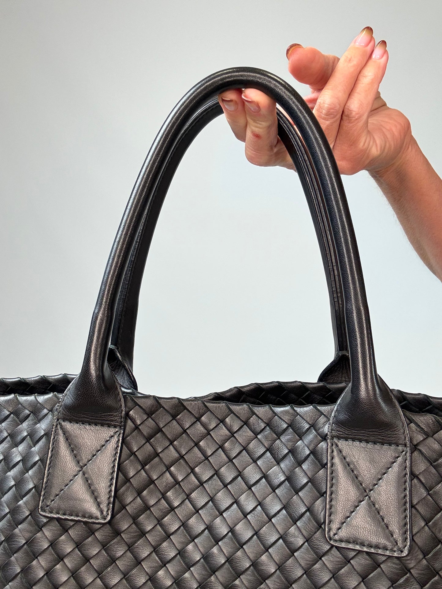 Bottega Veneta Nappa Intrecciato Cabat MM - Black