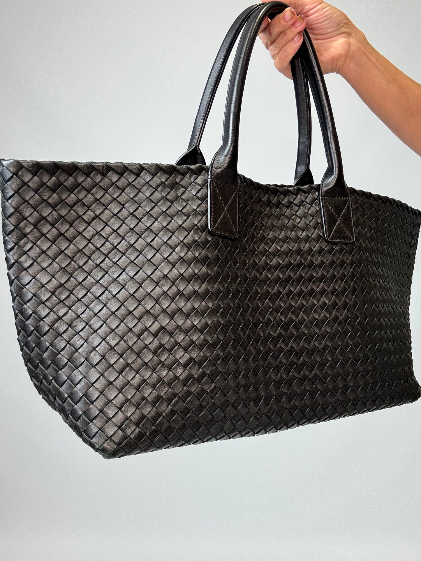 Bottega Veneta Nappa Intrecciato Cabat MM - Black