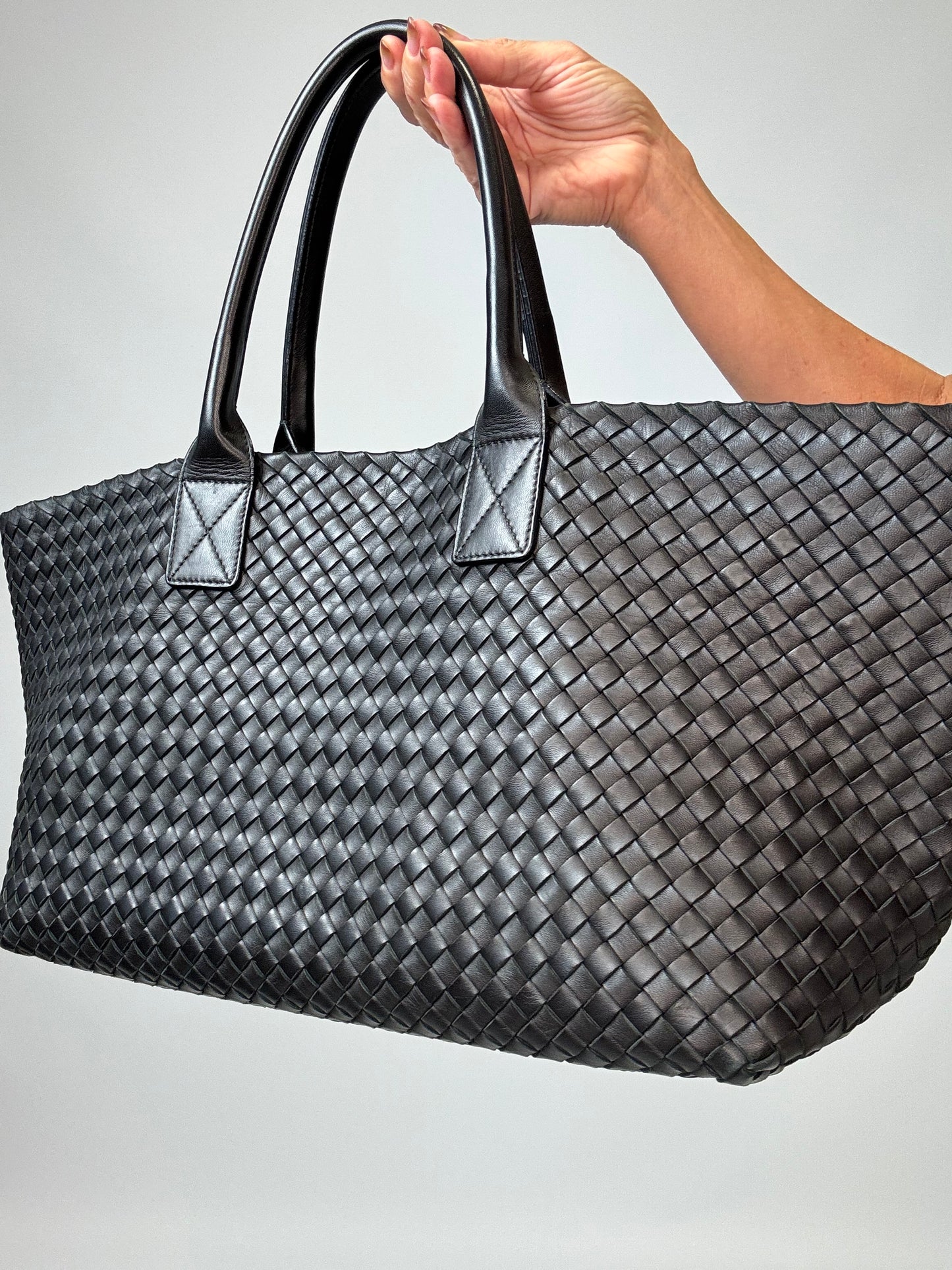Bottega Veneta Nappa Intrecciato Cabat MM - Black