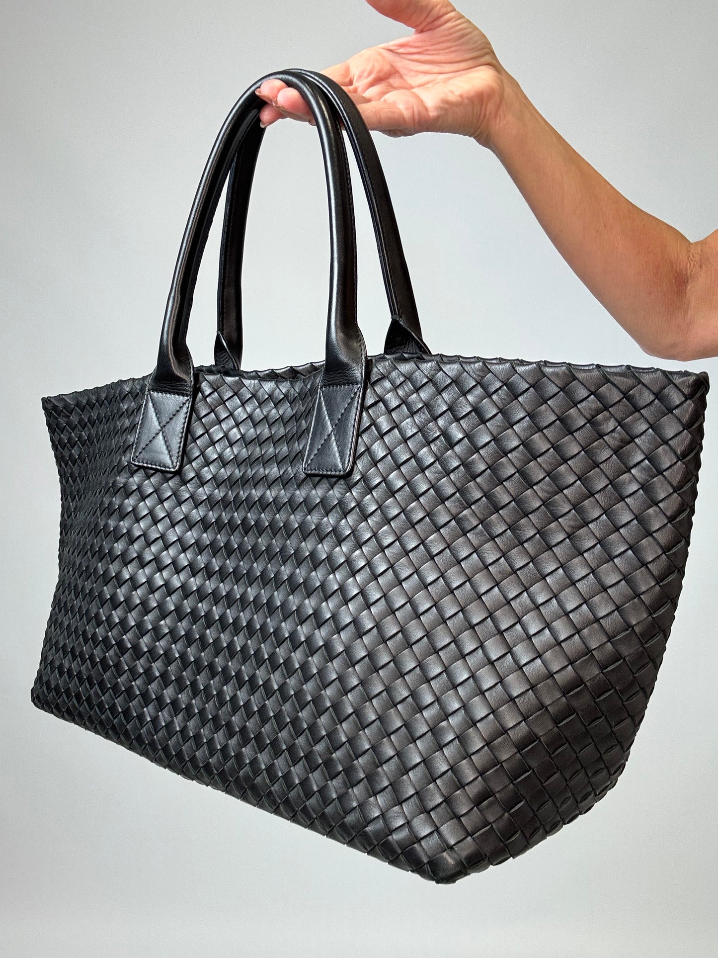 Bottega Veneta Nappa Intrecciato Cabat MM - Black