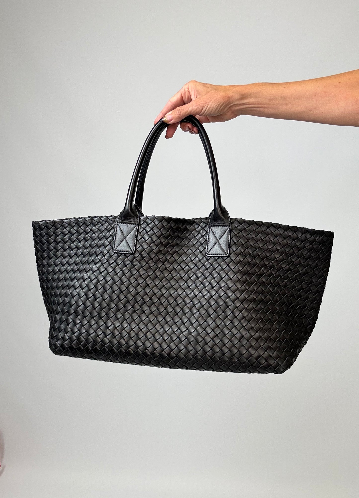 Bottega Veneta Nappa Intrecciato Cabat MM - Black