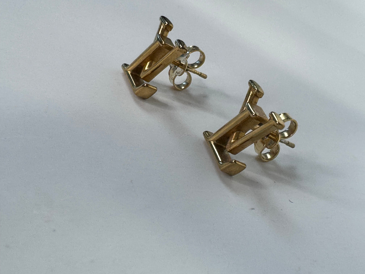 Louis Vuitton LV Iconic Studs