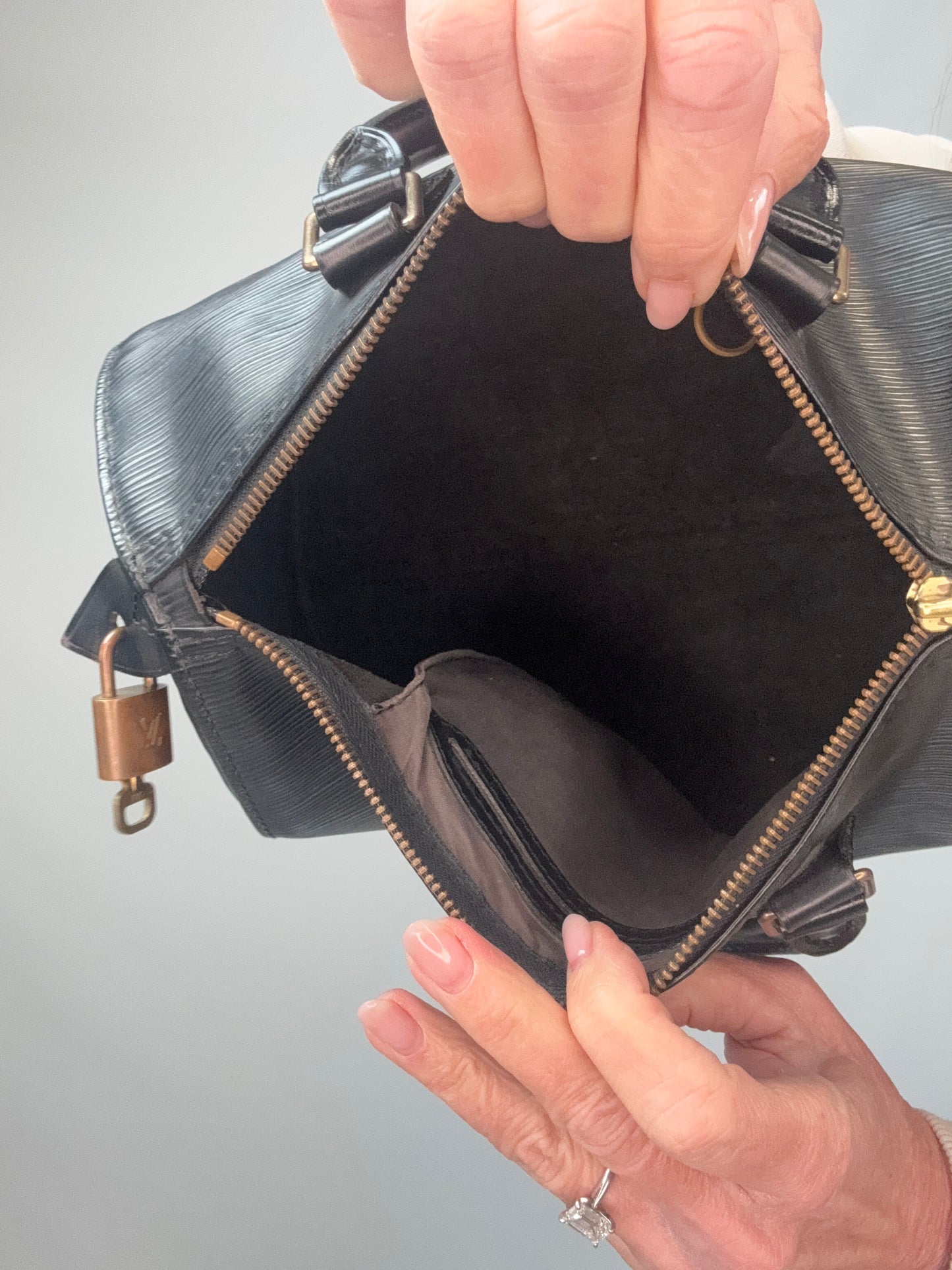 Louis Vuitton Epi Speedy 25 - Black