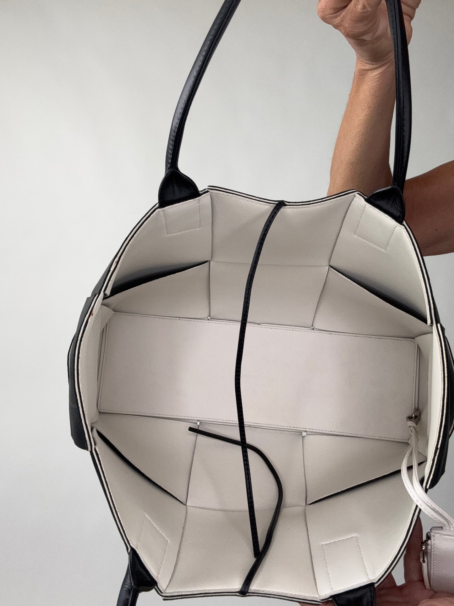 Bottega Veneta Nappa Intrecciato Arco Tote - Medium / Black