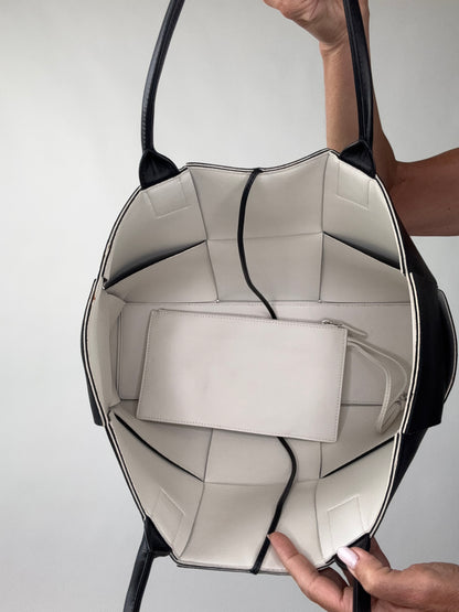 Bottega Veneta Nappa Intrecciato Arco Tote - Medium / Black