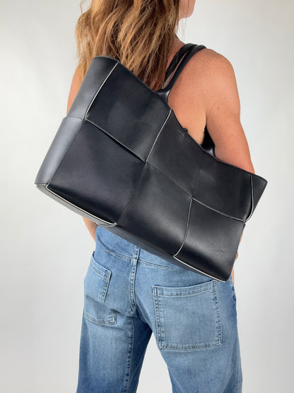 Bottega Veneta Nappa Intrecciato Arco Tote - Medium / Black