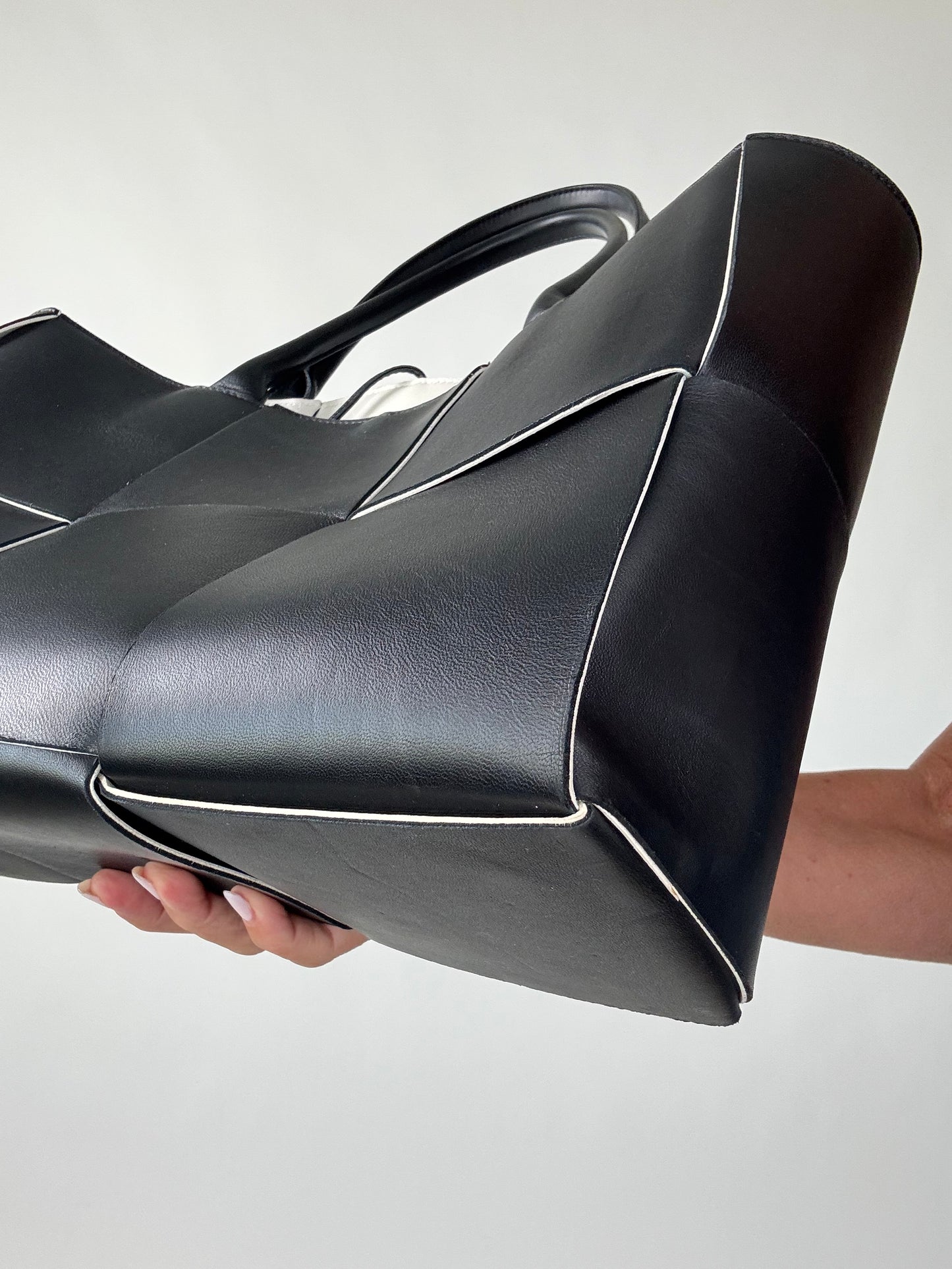 Bottega Veneta Nappa Intrecciato Arco Tote - Medium / Black