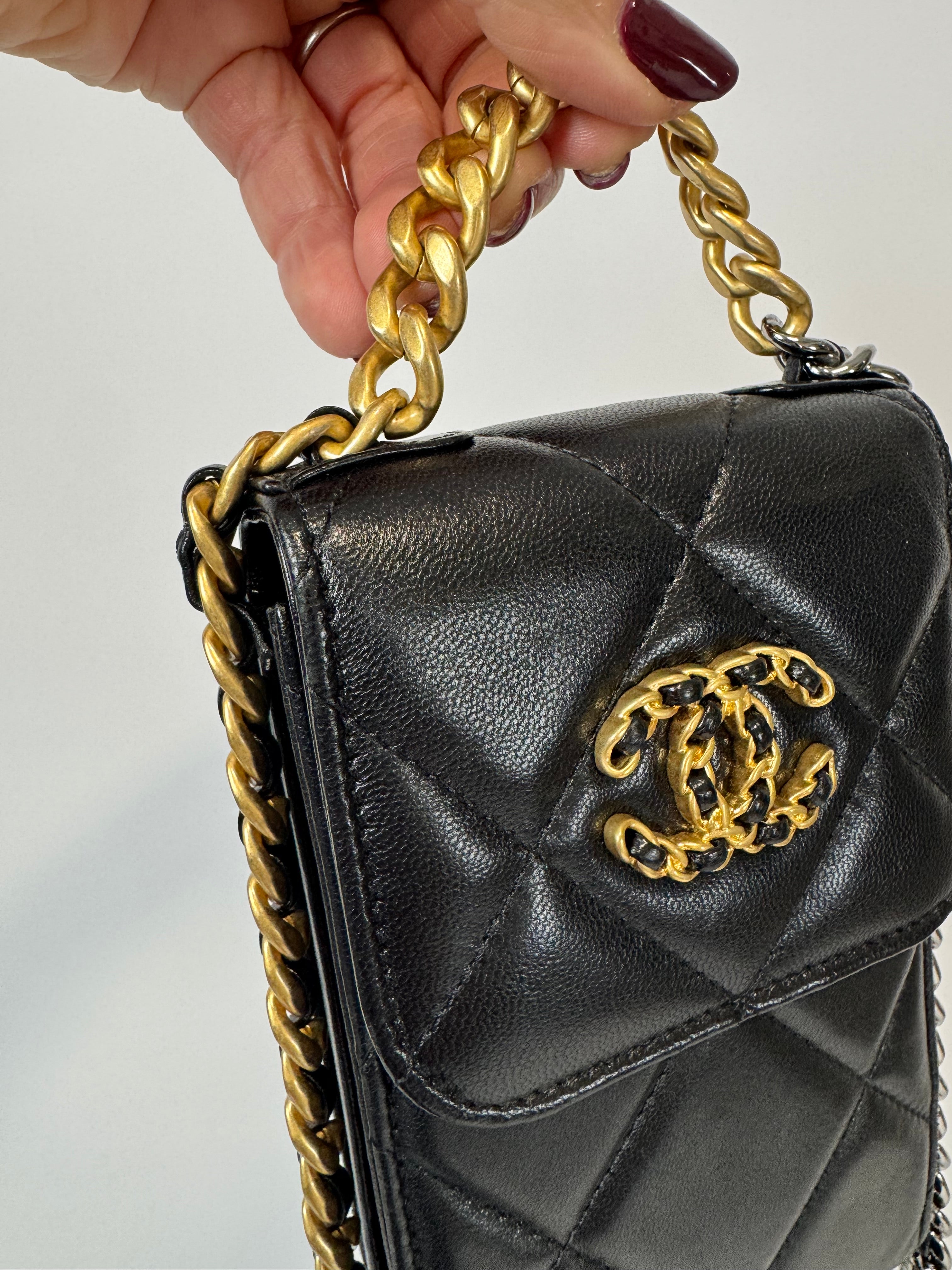 Chanel 19 Lambskin Quilted Phone Holder w/Chain - Black – thestilstyle