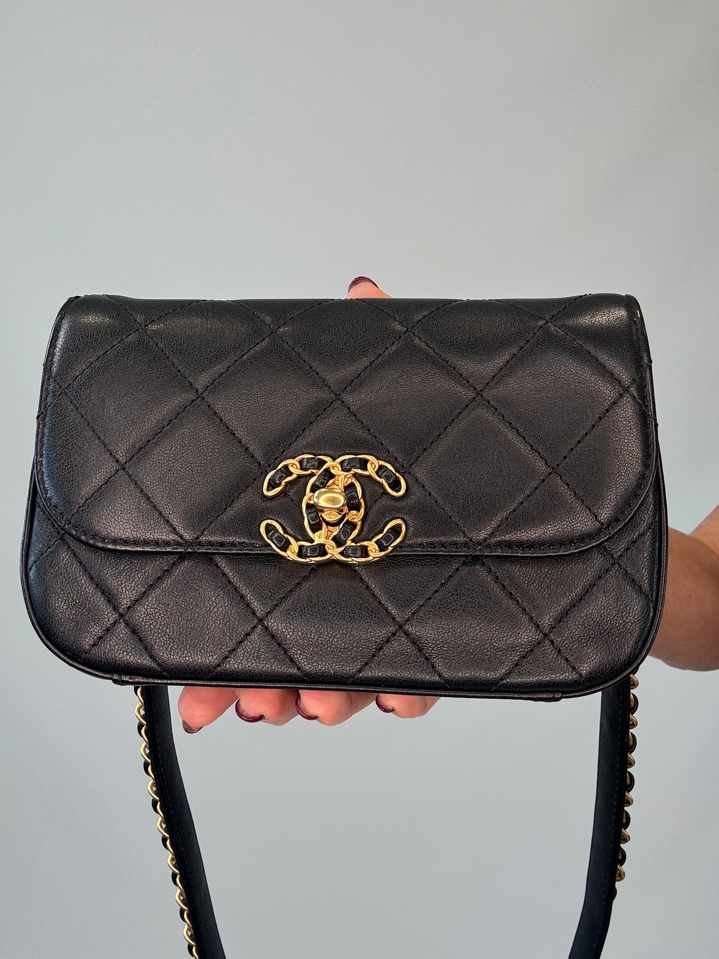 Chanel 19 Quilted Calfskin Leather Waist Bag - Black