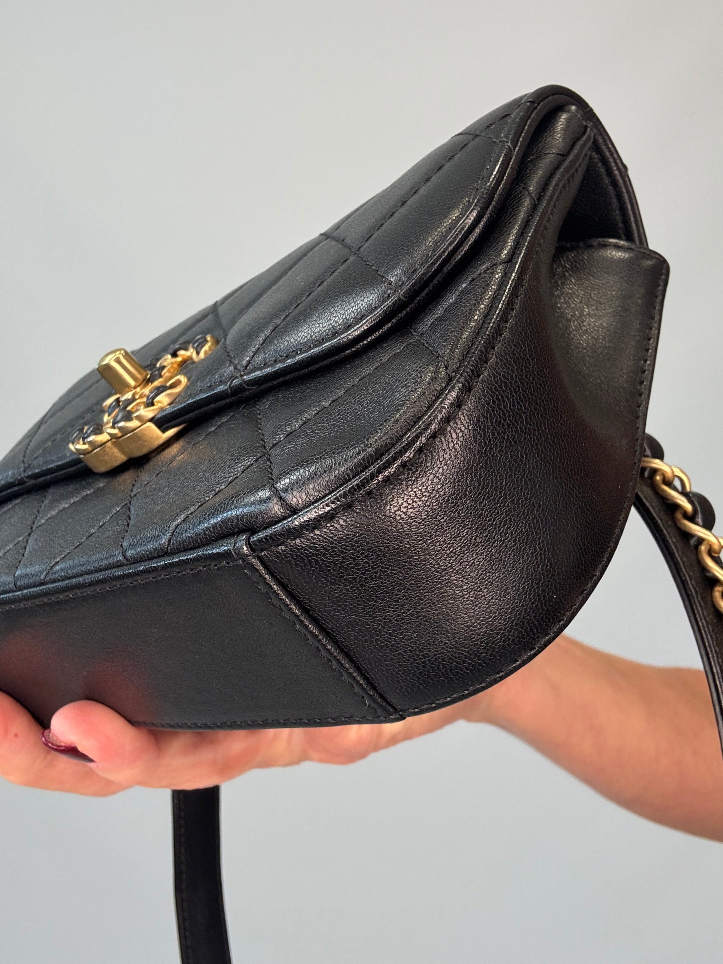 Chanel 19 Quilted Calfskin Leather Waist Bag - Black