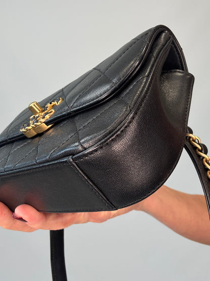 Chanel 19 Quilted Calfskin Leather Waist Bag - Black