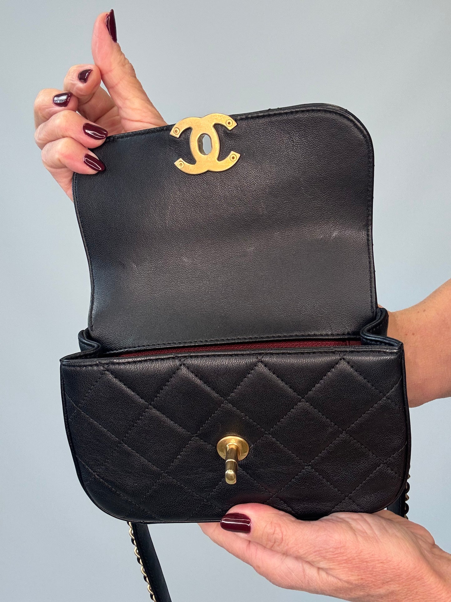 Chanel 19 Quilted Calfskin Leather Waist Bag - Black