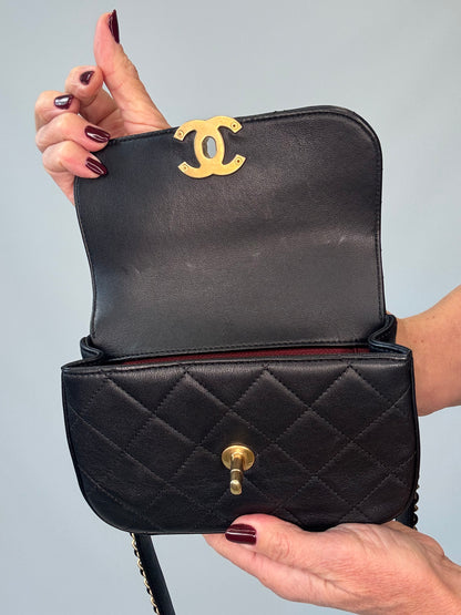 Chanel 19 Quilted Calfskin Leather Waist Bag - Black