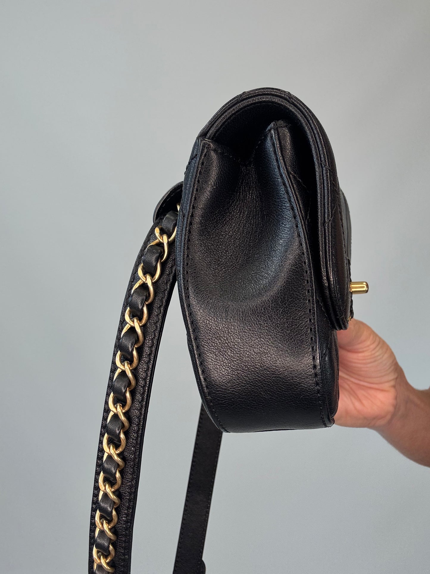 Chanel 19 Quilted Calfskin Leather Waist Bag - Black