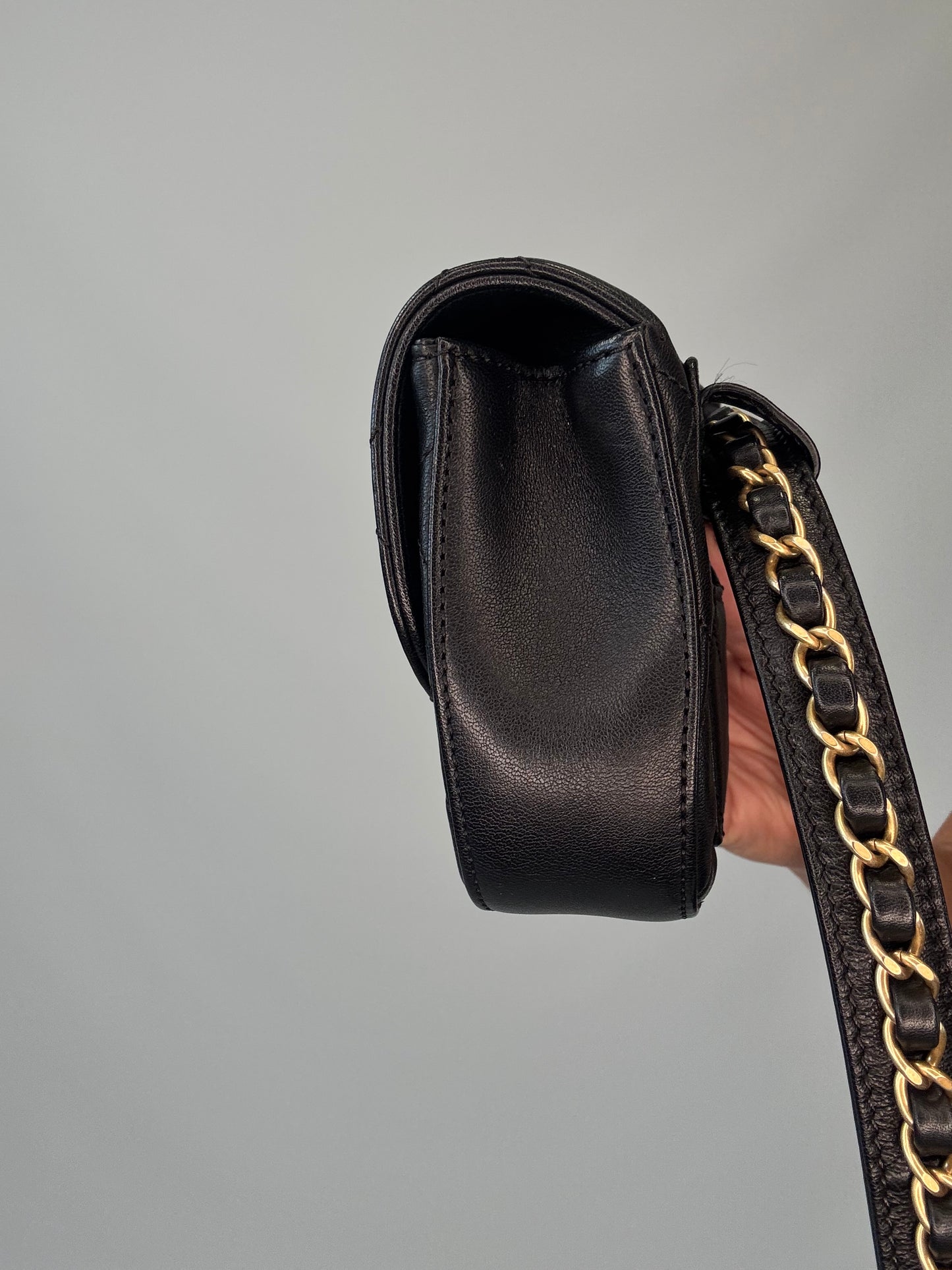 Chanel 19 Quilted Calfskin Leather Waist Bag - Black