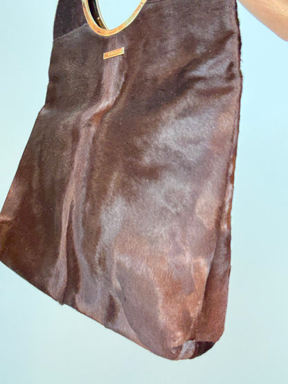 Gucci by Tom Ford oversized shoulder bag in brown pony hair from the Fall/Winter 1996 runway collection. Front Right Corner Close-up