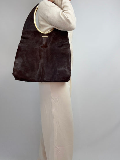 Gucci by Tom Ford oversized shoulder bag in brown pony hair from the Fall/Winter 1996 runway collection. On Model Shoulder
