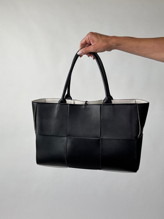 Bottega Veneta Medium Arco Tote Black