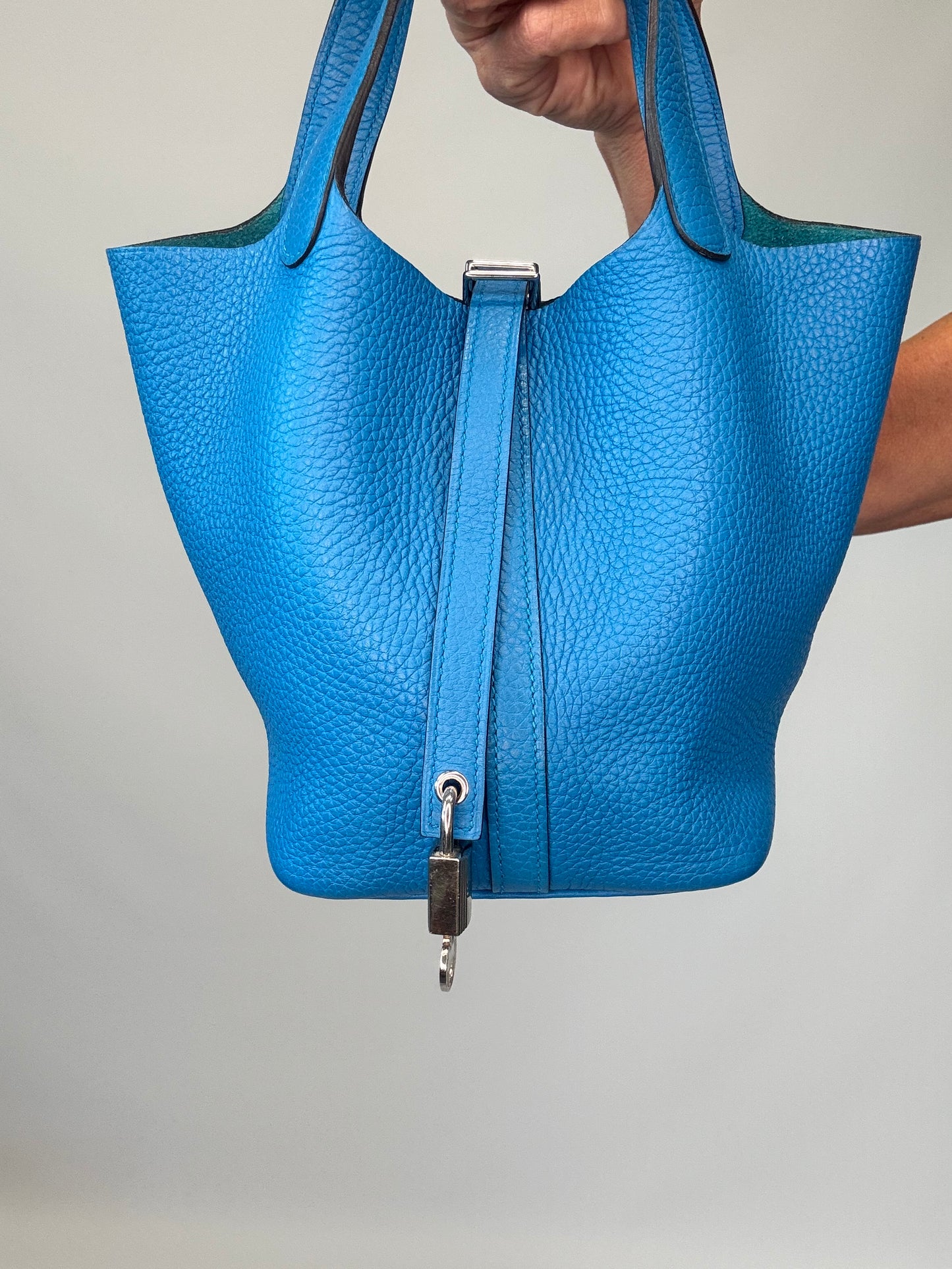 Hermes Pocotin Lock 18 PM Taurillon Clemence - Bleu Zanzibar