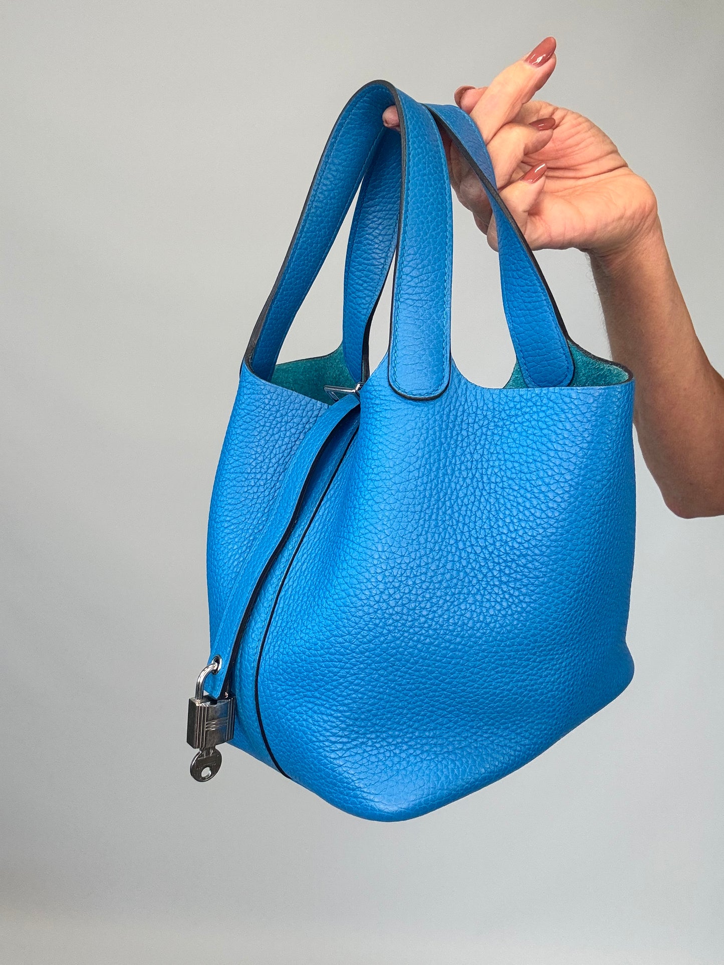 Hermes Pocotin Lock 18 PM Taurillon Clemence - Bleu Zanzibar