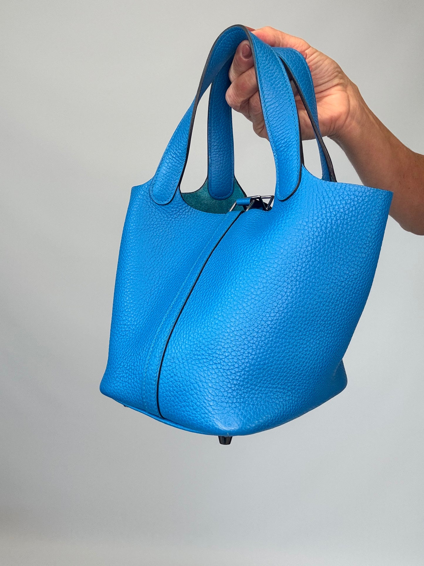 Hermes Pocotin Lock 18 PM Taurillon Clemence - Bleu Zanzibar