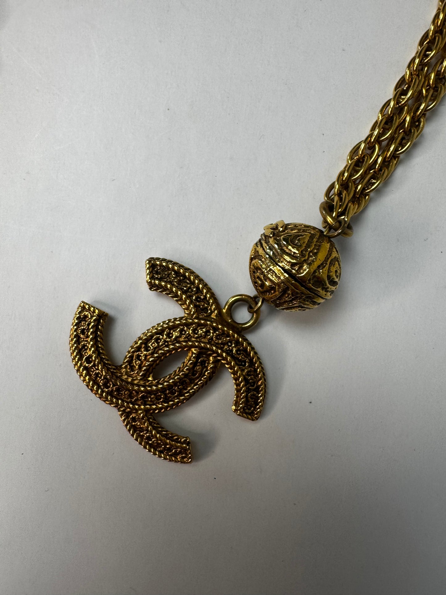Chanel Collana con pendant CC