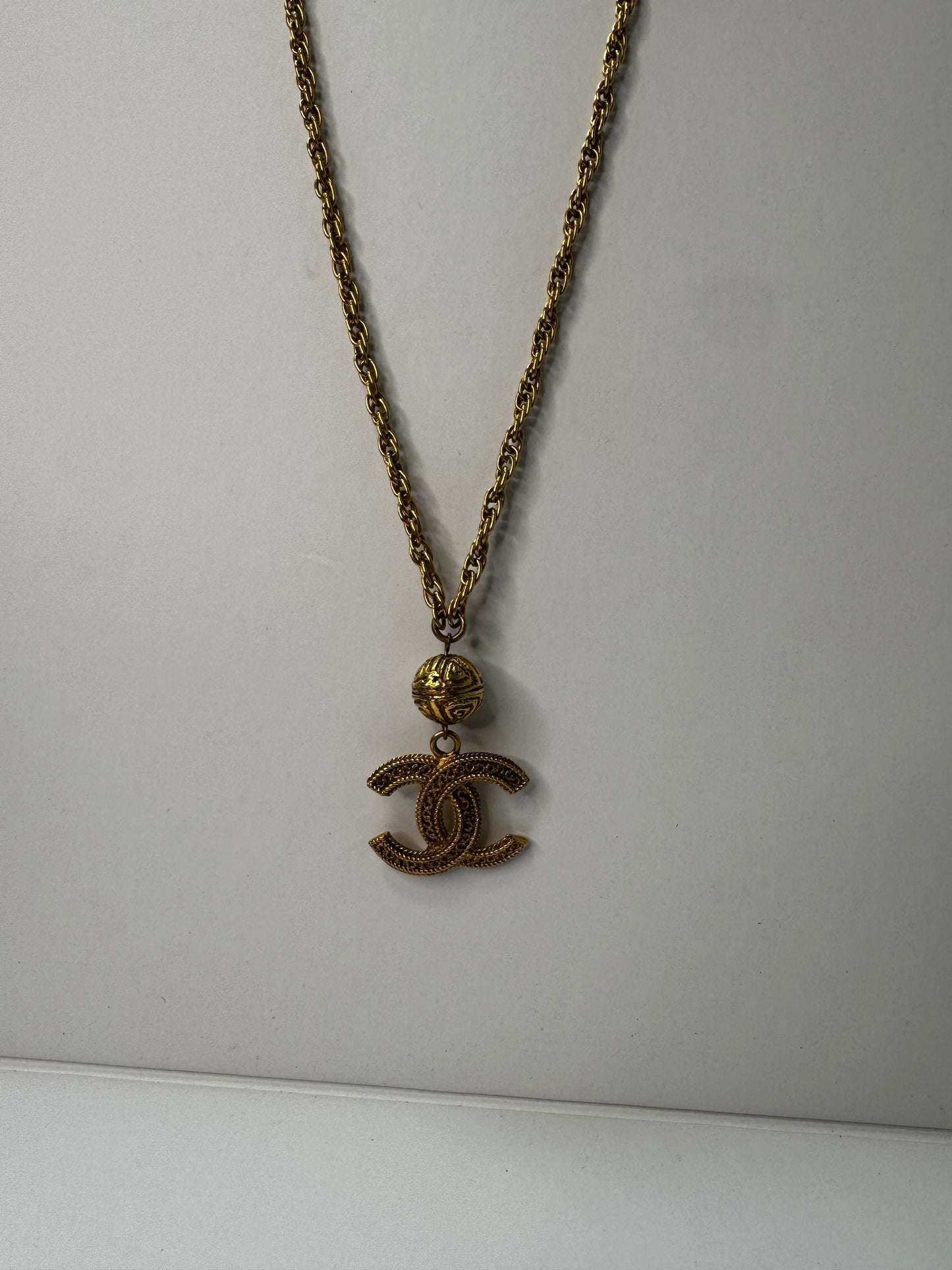 Chanel Collana con pendant CC