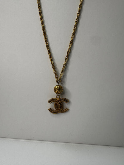 Chanel Collana con pendant CC