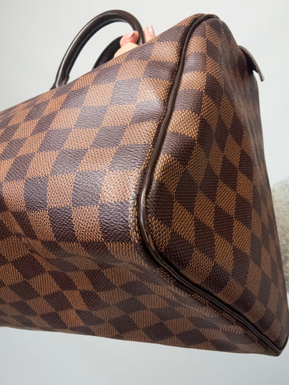 Louis Vuitton Damier Ebene Speedy 35 front right bottom corner