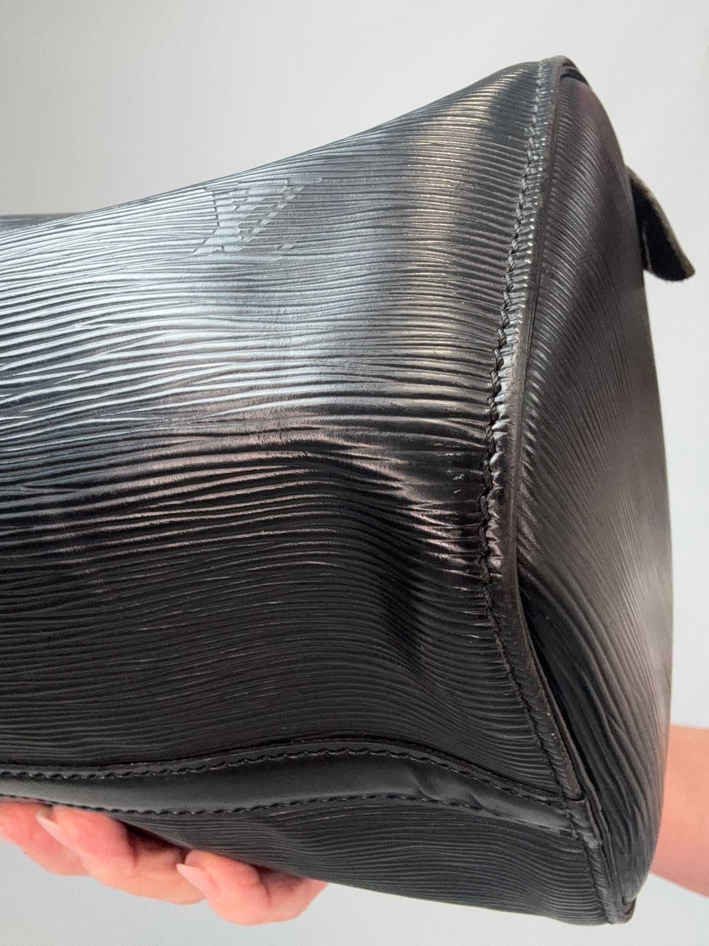 Louis Vuitton Epi Speedy 25 - Black front right bottom corner