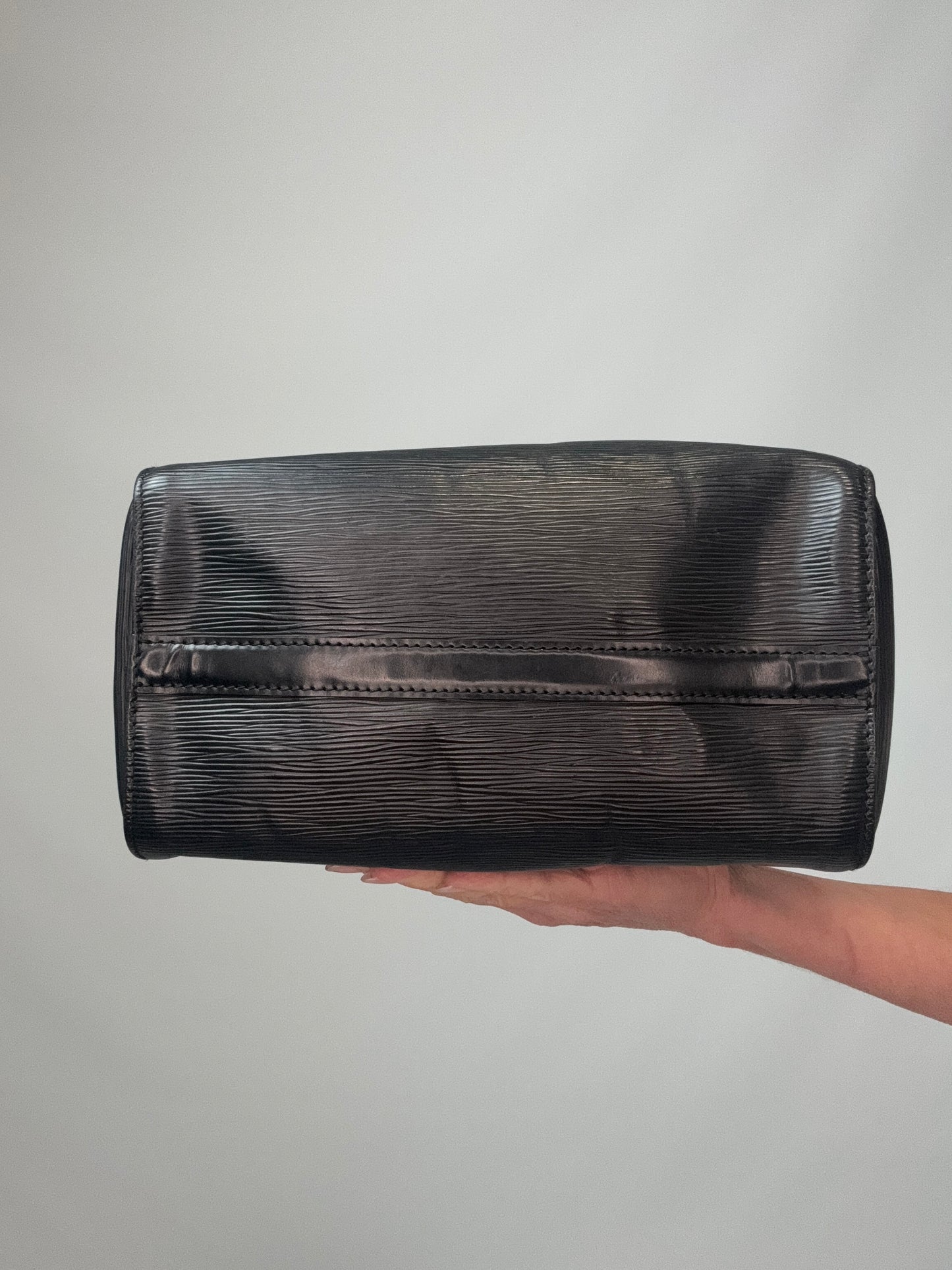 Louis Vuitton Epi Speedy 25 - Black bottom of handbag