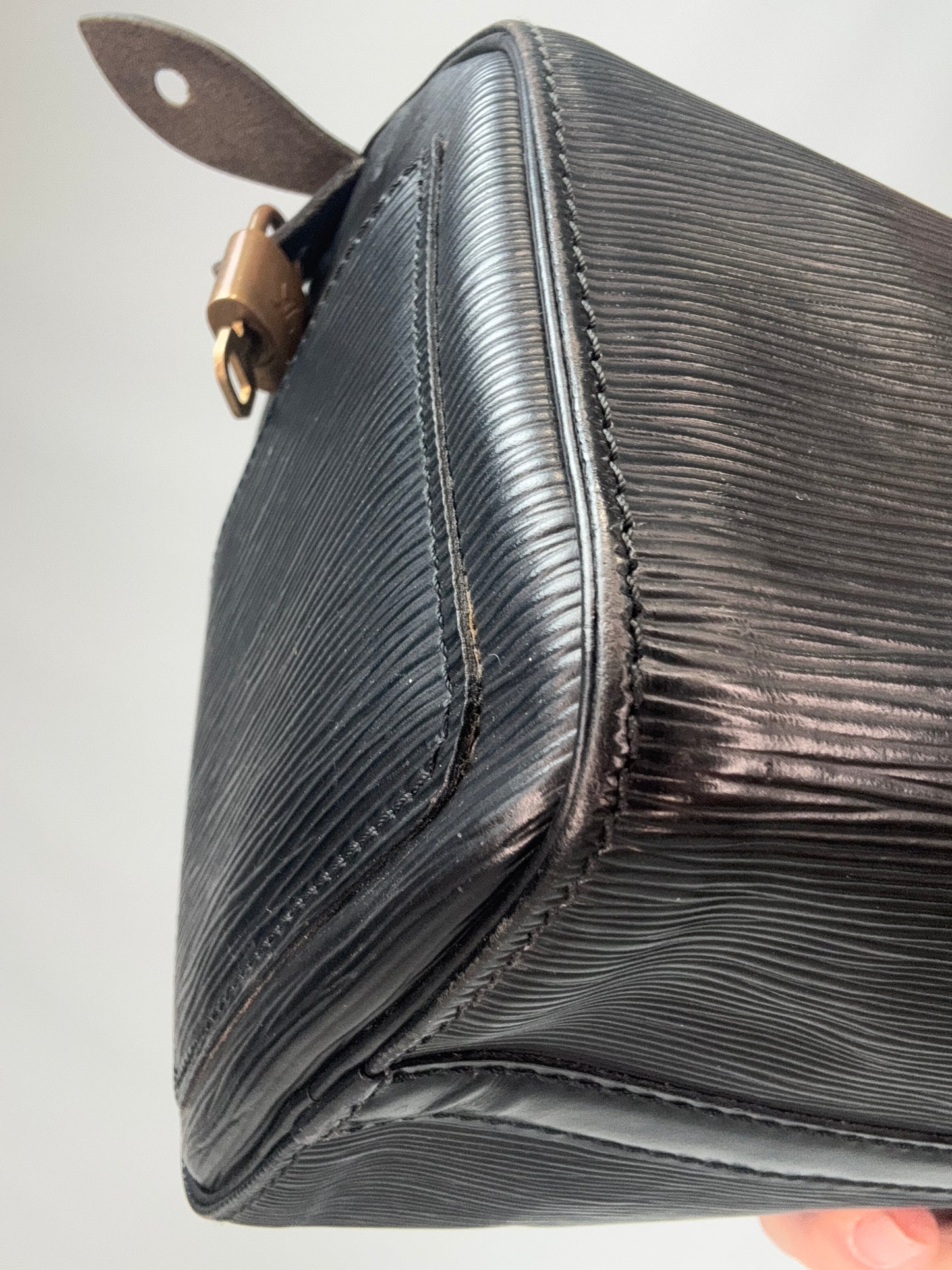 Louis Vuitton Epi Speedy 25 - Black front left bottom corner
