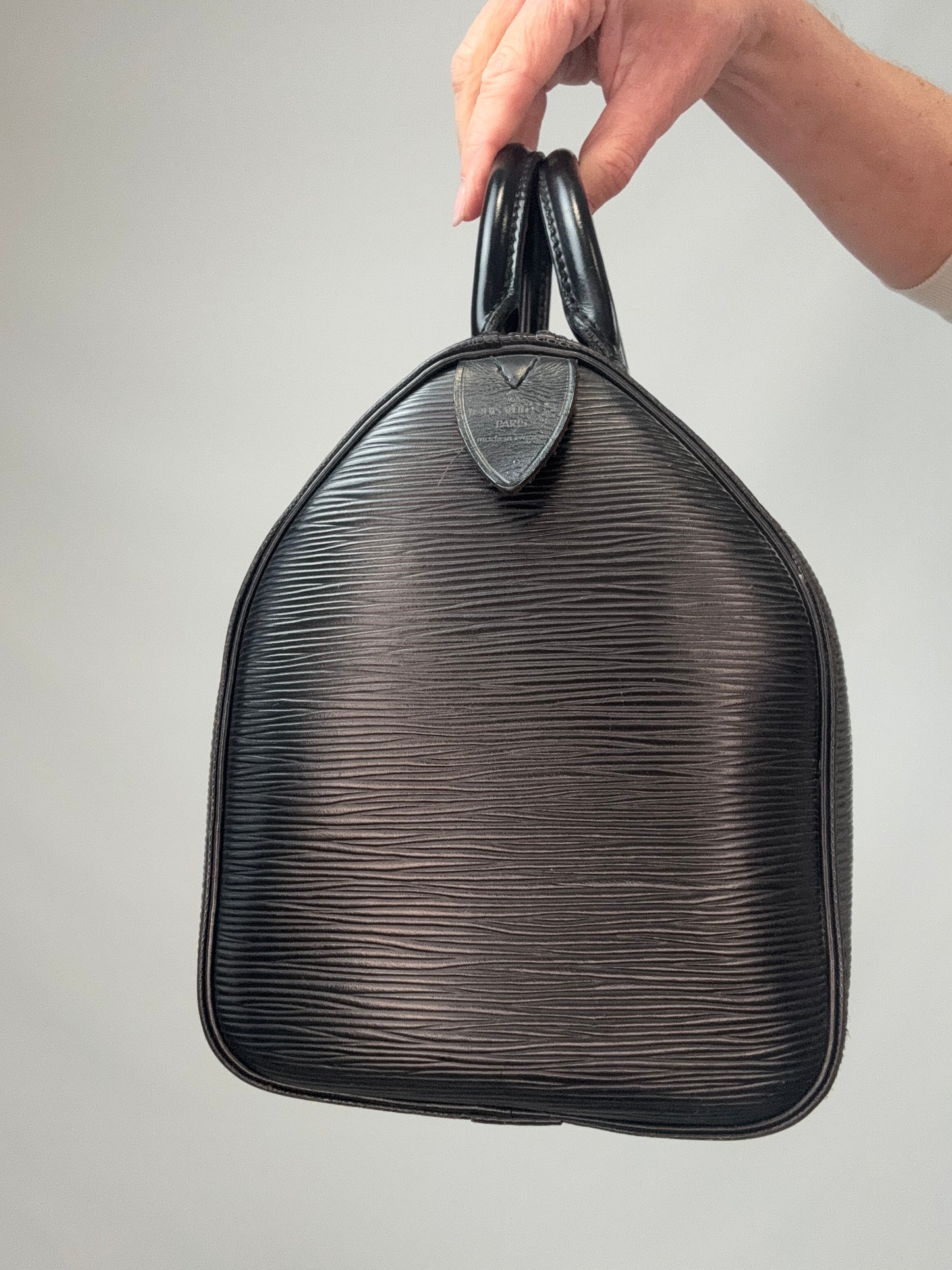 Louis Vuitton Epi Speedy 25 - Black left side