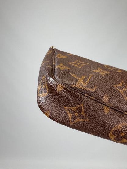 Louis Vuitton Pochette Accessoires Monogram Bag