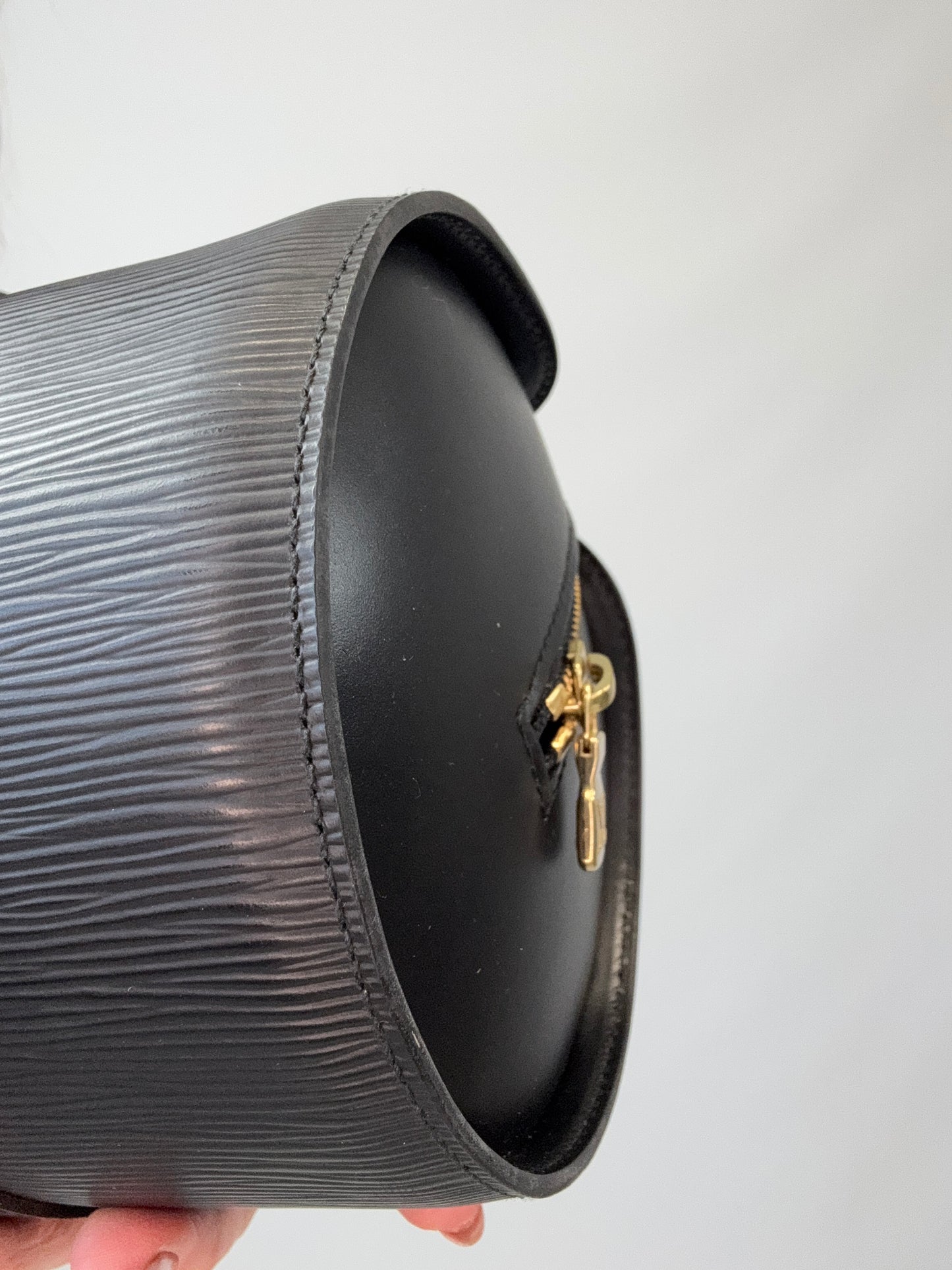 Louis Vuitton Vintage Epi Soufflot back right bottom corner