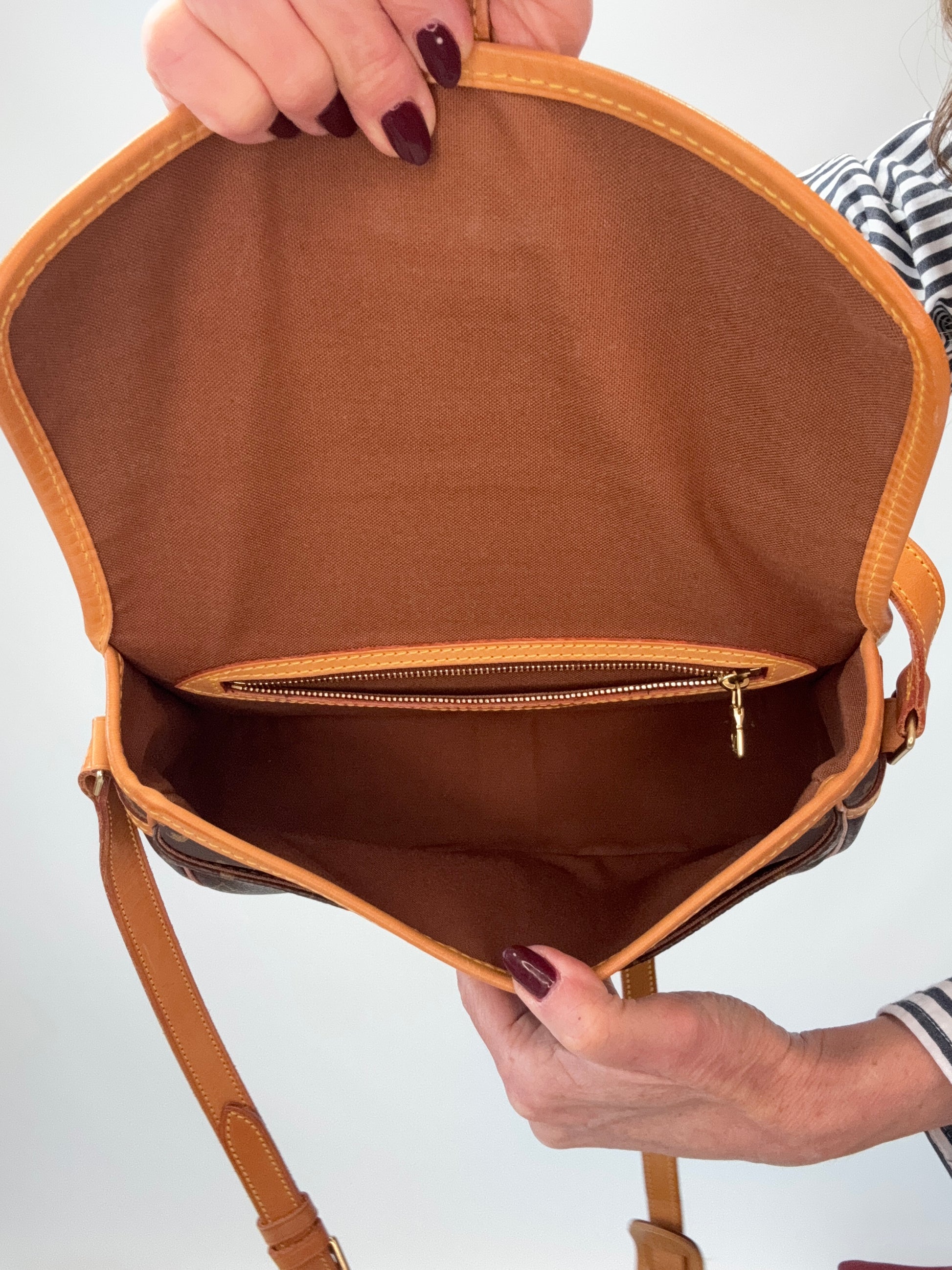 LOUIS VUITTON Monogram Canvas Sologne interior