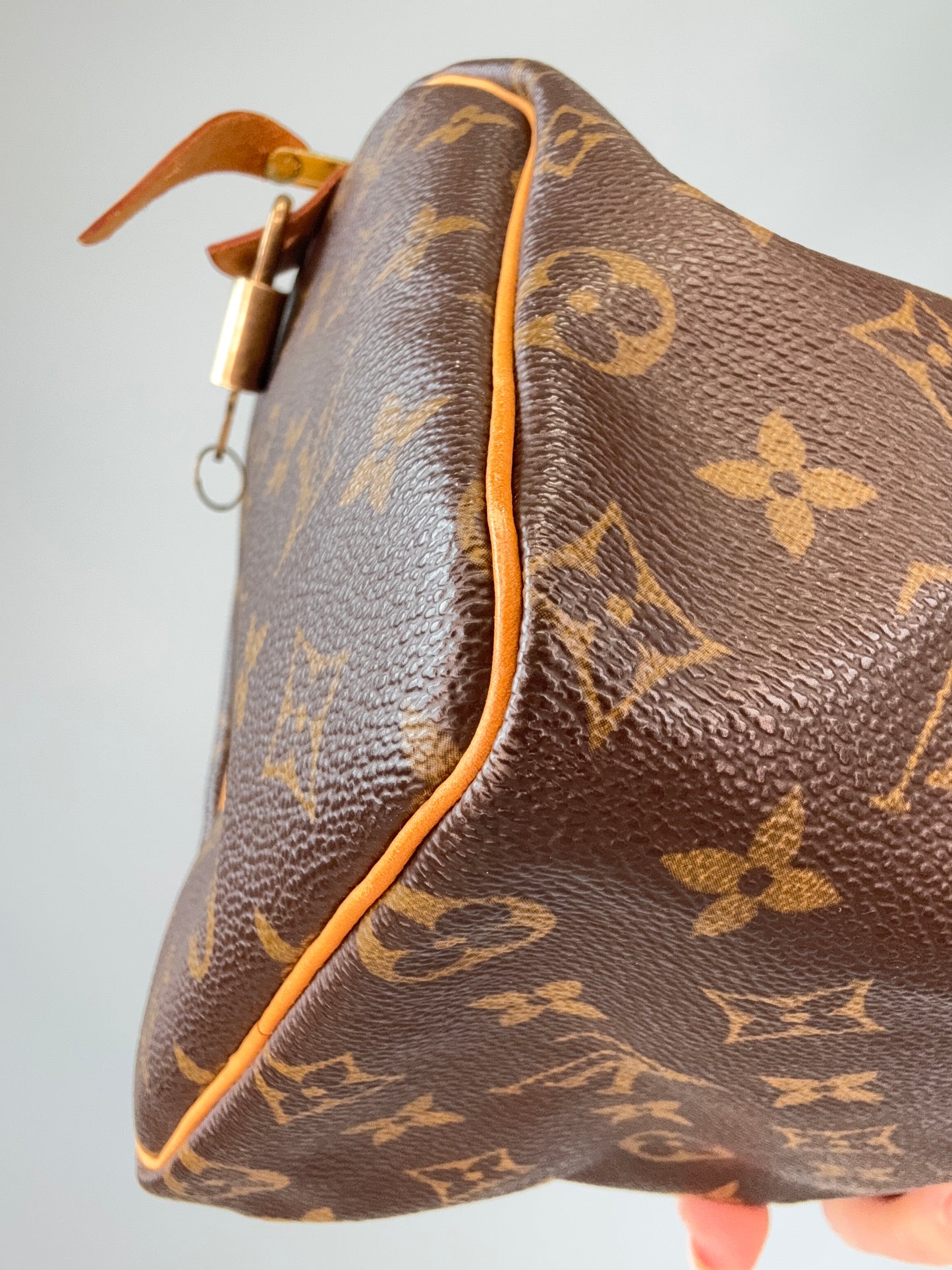 Louis Vuitton Monogram Canvas Speedy 25 – 2002 back left bottom corner