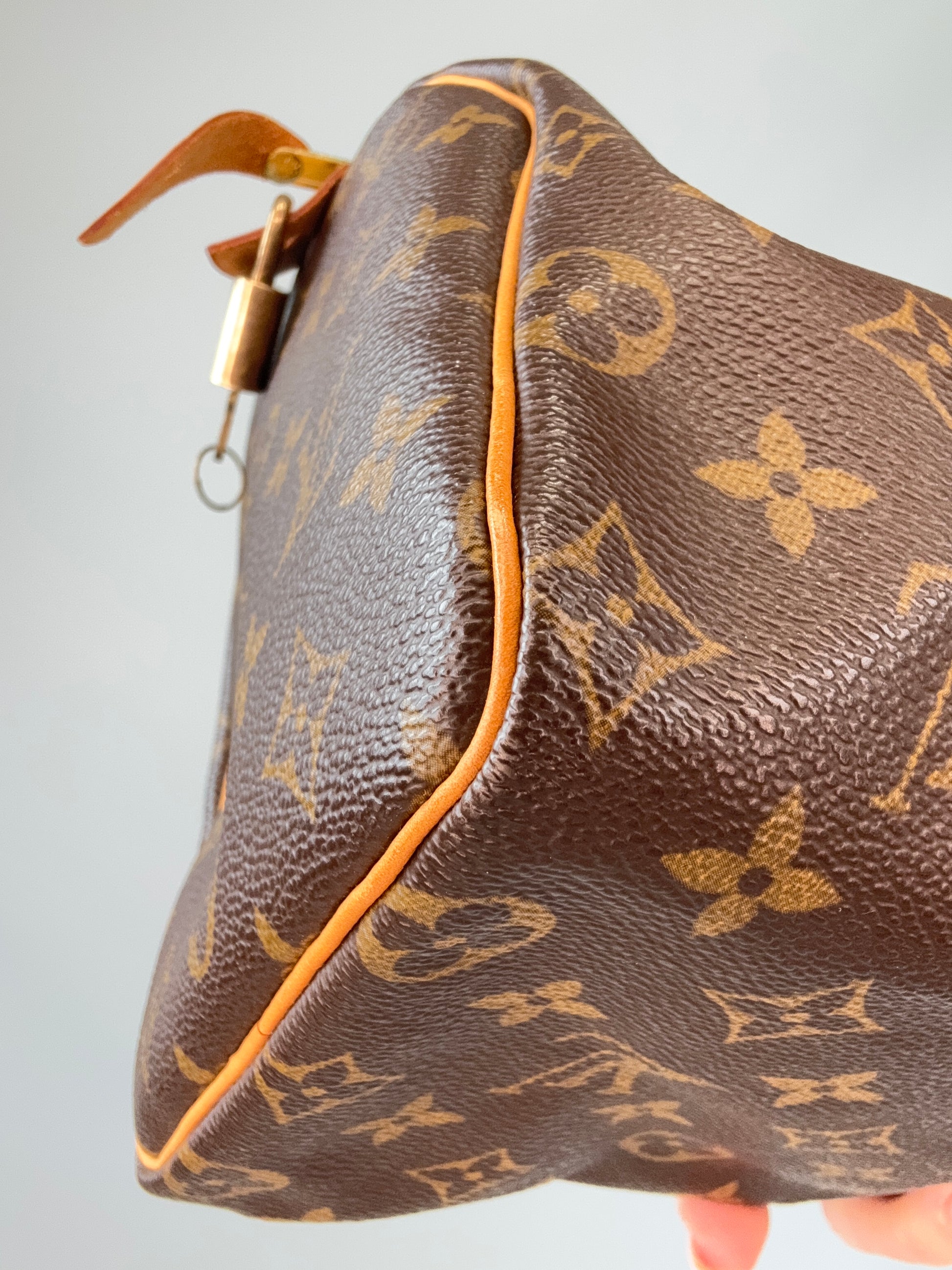 Louis Vuitton Monogram Canvas Speedy 25 – 2002 back left bottom corner