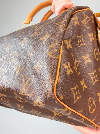 Louis Vuitton Monogram Canvas Speedy 25 – 2002 front right bottom corner