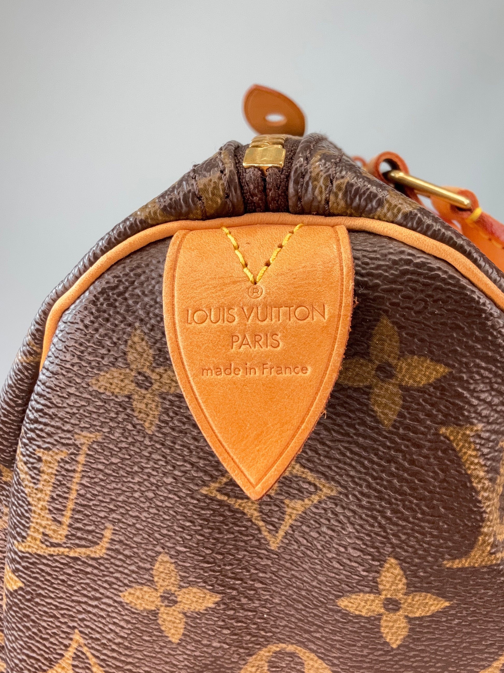 Louis Vuitton Monogram Canvas Speedy 25 – 2002 leather tab with stamp