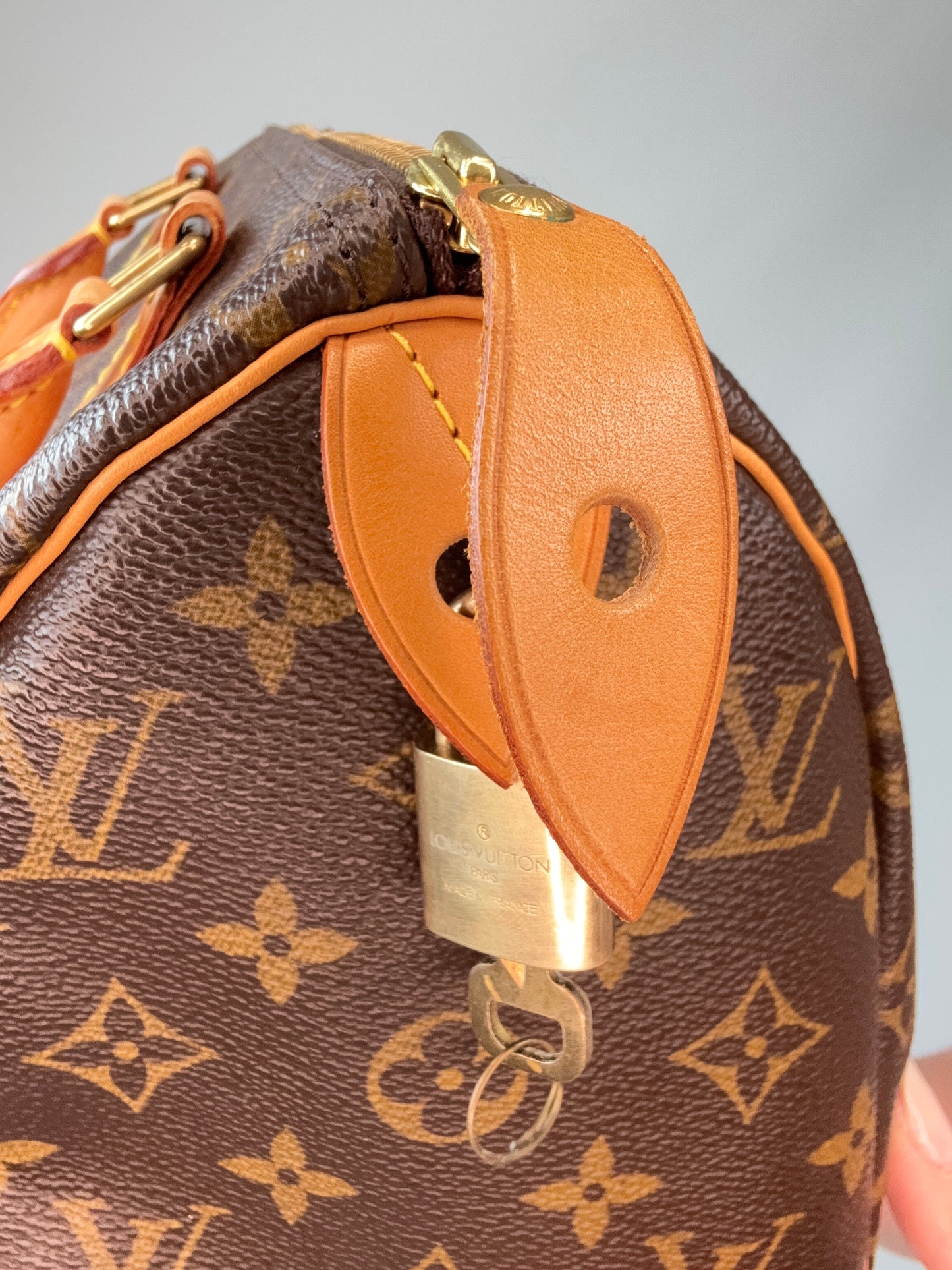Louis Vuitton Monogram Canvas Speedy 25 – 2002 leather tabs and lock