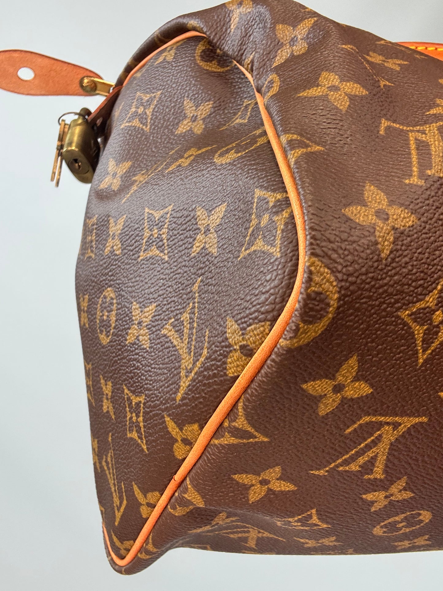 Louis Vuitton Monogram Canvas Speedy 30 - 1990 back left bottom corner
