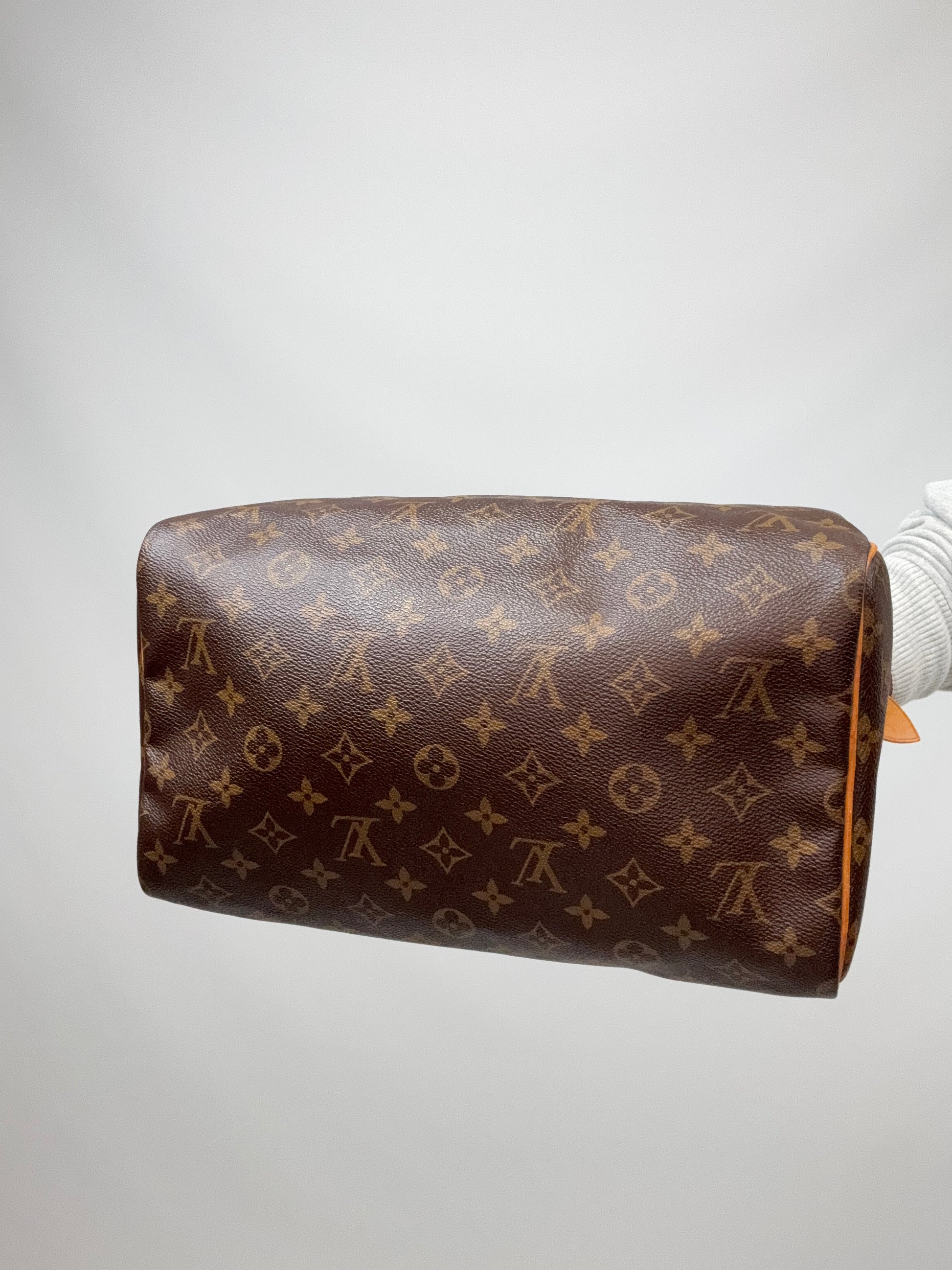LOUIS VUITTON Monogram Canvas Speedy 30 bottom