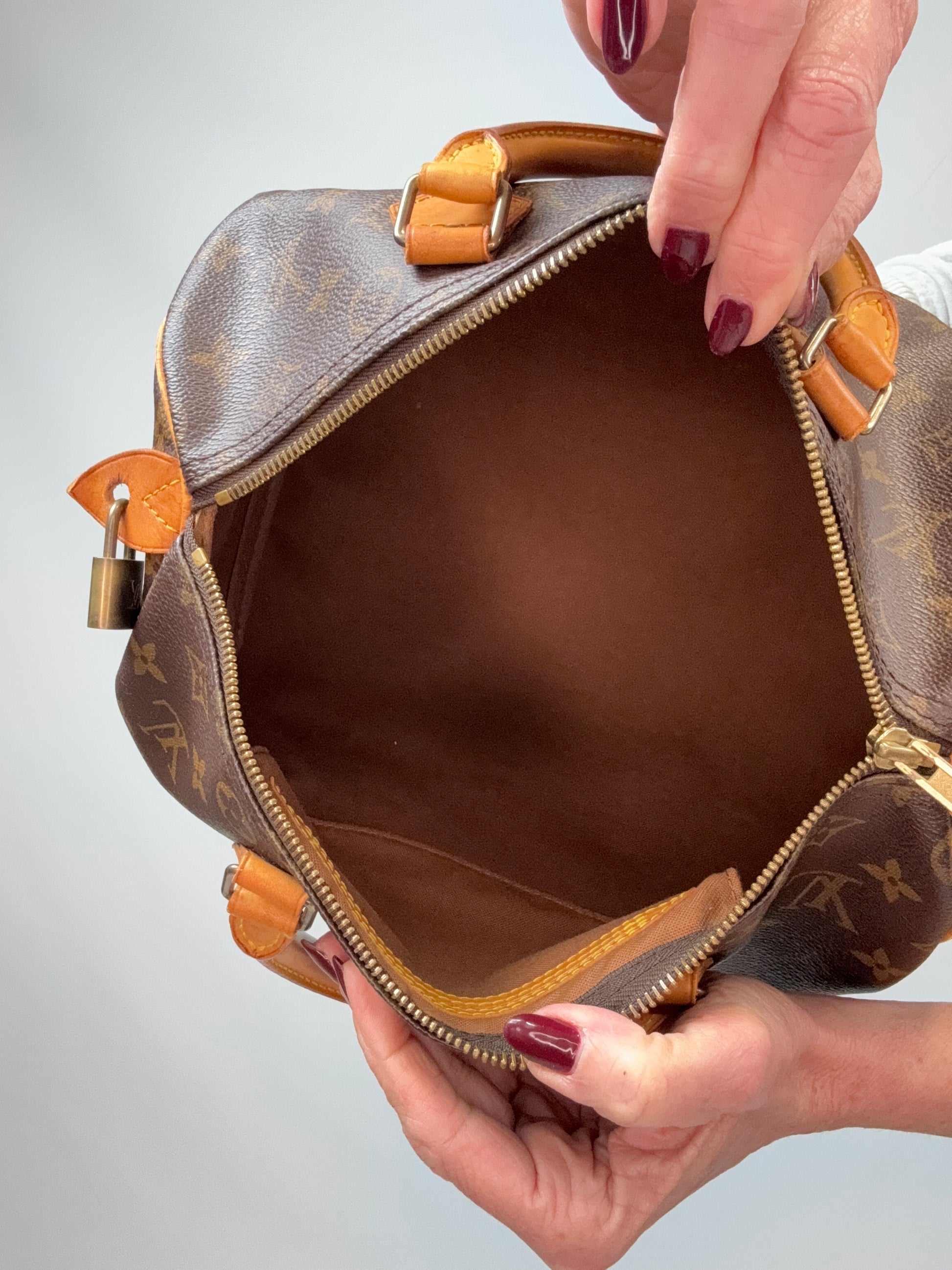 LOUIS VUITTON Monogram Canvas Speedy 30 interior