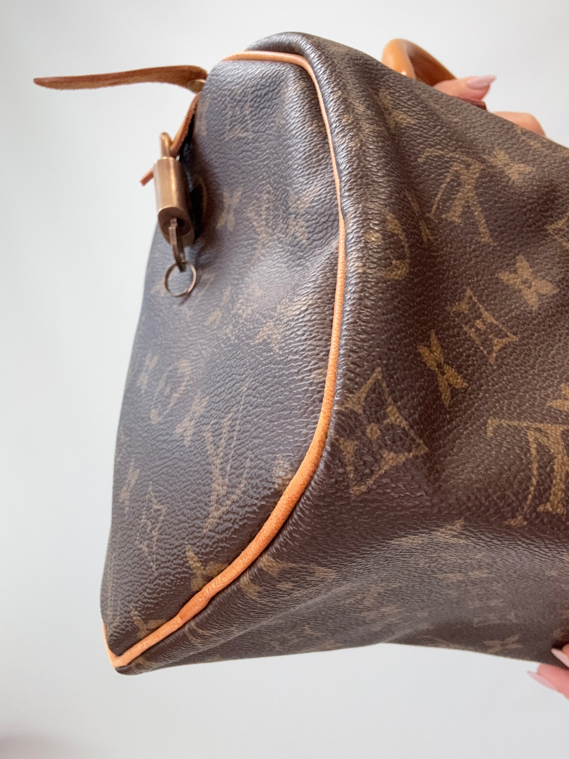 Louis Vuitton Monogram Speedy 25  back left bottom corner