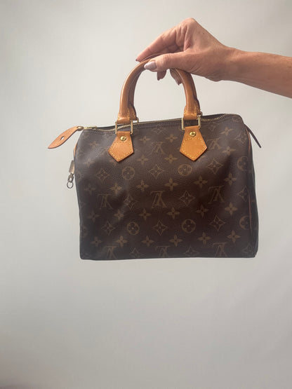 Louis Vuitton Monogram Speedy 25  back of handbag