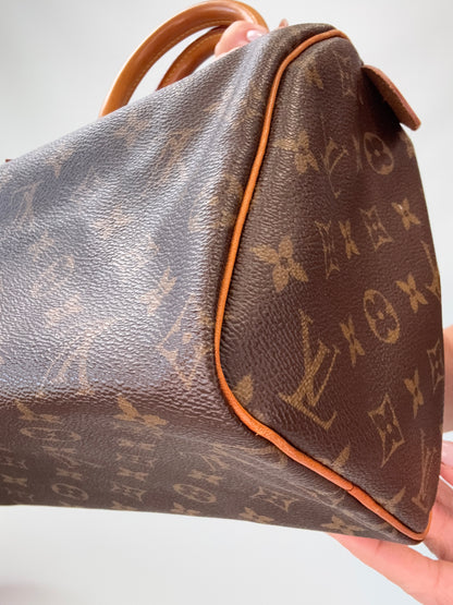 Louis Vuitton Monogram Speedy 25  back right bottom corner